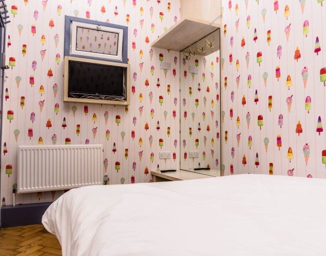 London Youth Hostel Double Bed Room with TV